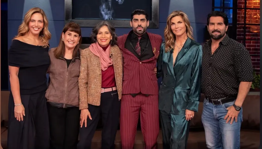 Amina Blancarte con los invitados de un programa de televisión